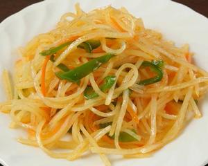 ジャガイモ千切りの酢辛炒めsour and spicy shredded potatoes酸辣土豆