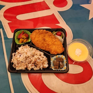 低温熟成チルドポークカツ弁当プリンつき