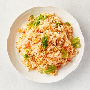 サーモンとレタスのチャーハン【鮭魚生菜炒飯】