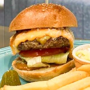 チーズバーガー (ポテト・ピクルス付き)