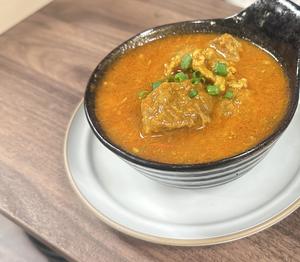 【E】 じっくり煮込んだ牛すじのカレーStewed Beef Tendon Curry