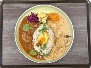 2種のスパイスカレー 手羽元とヘーゼルナッツのバターチキン×完熟トマトのガーリックシュリンプ