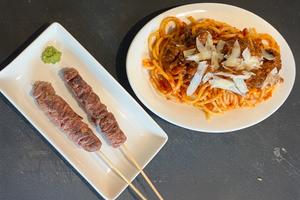 スパゲッティの猪肉のラグー+鴨モモ肉串焼き(バケット付き)