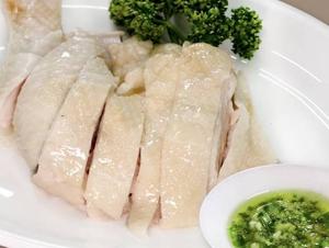 香港飲茶 5. 上湯仕立ての葱油鶏(ねぎ生姜ダレ)