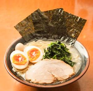 豚骨塩味玉ラーメン