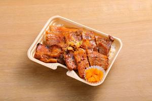 北海道産 特盛ピリ辛豚丼弁当 ロース・肩ロース・バラ相盛
