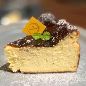 自家製濃厚バスクチーズケーキ