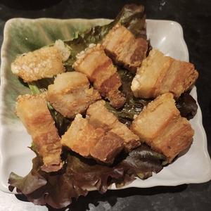 LECHON KAWALI 豚バラの素揚げ