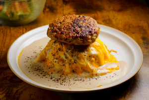 ホワイトハンバーグオムライス＆ミニサラダ White Sauce Omelet Rice topped with Hamburger ＆ mini salad