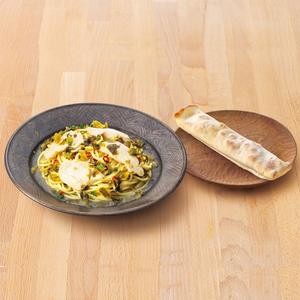 101.桜姫鶏と高菜のピリ辛おだしパスタ<ベーコンのトマトスティックピザ付き>