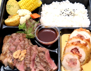 チキンロールフライのチーズ詰め仕立て＆テンダーロインステーキ