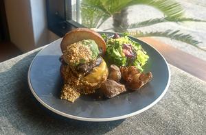 アボカドベーコンチーズバーガー AVOCADO BACON CHEESEBURGER