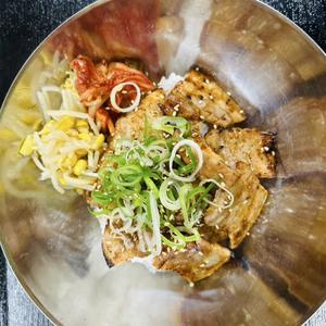 豚カルビ丼