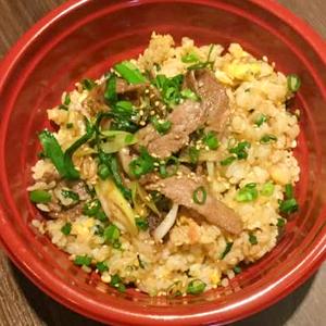 焼肉を乗せたチャーハン