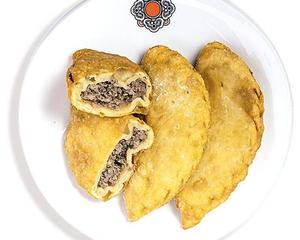 モンゴル料理ホーショール(でっかい餃子)3個(肉味)キャペツサラダ付き