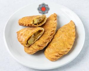 直結12cmもする鶏肉具いっぱい、でかいピロシキのような揚げ物。ホーショール3個(カレー味)(Huushuur - curry flavour )