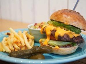 アボカドチーズバーガー (ポテト・ピクルス付き)