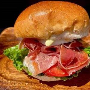 溢れ生ハムハンバーガー