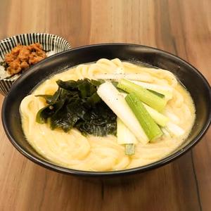 わかめとネギの鶏白湯うどん＆ミニ鶏そぼろ丼