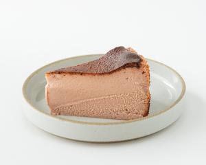 【4月限定】ストロベリーホワイトチョコバスクチーズケーキ STRAWBERRY WHITE CHOCOLATE BASQUE CHEESECAKE