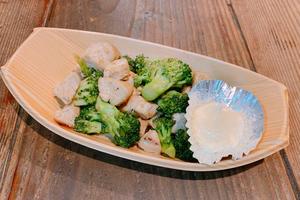 焼肉風鶏胸肉とブロッコリー炒め