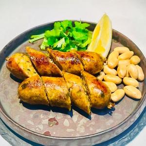 豚肉やもち米を詰め込んだイサーン地方のソーセージ