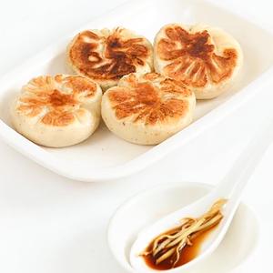 焼き小籠包 (生煎包)Pan-Fried BunStuffed with Pork