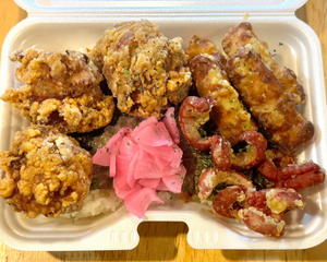 ●【計600gOVER！】わんぱく唐揚げのり弁(唐揚げ3・赤ウィンナー天3・ちくわ天4) ※ソース別もり