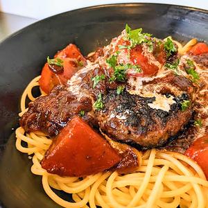 ハンバーグが入った！トマトミートソース