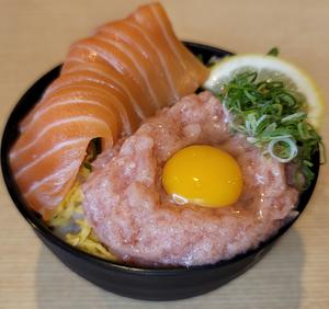 サーモンネギトロ丼