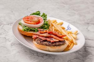 ベーコンバーガー150g(コールスロー、フレンチフライ付き) ※テイクアウトはフレンチフライのみ付ます※