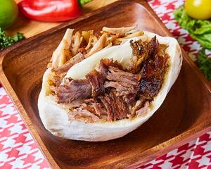ビーフハルミ焼きチーズサンド Beef and Toasted Halloumi Cheese Sandwich
