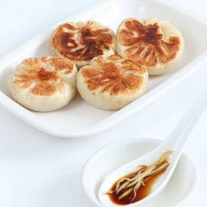 焼き小籠包 (生煎包)Pan-Fried BunStuffed with Pork