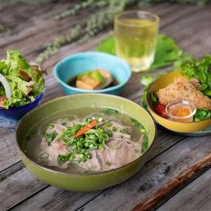 【当店人気No.2】牛肉のフォー+揚げ春巻きセット set ph b + ch gi