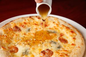 ピッツァクワトロフォルマッジョ  Pizza Quattro Formaggio