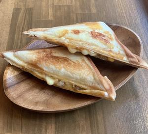 ホットサンド(ツナ＆3種チーズ)