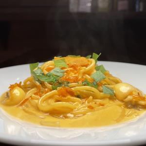ウニとイカの濃厚クリームパスタ