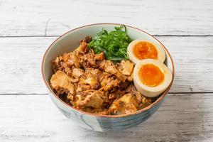 牛鶏豚の魯肉飯(味玉つき)