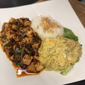 新麻婆豆腐丼スクランブルエッグ添え