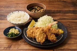 ロースカツと2種の海鮮フライ弁当B