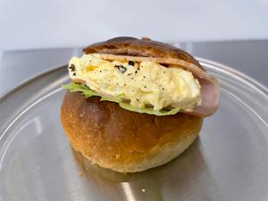 ロースハムたまごサラダブリオッシュ