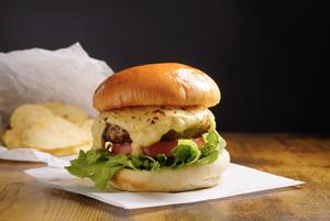 和牛チーズバーガーとポテチcheese beef burger and  Potato Chips