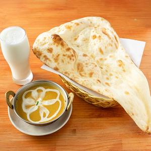 キーマカレーとナンとドリンク(ラッシー) - Keema Curry and Naan with Drink (Lassi) (Indian Curry)
