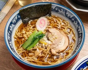 生ガーリックラーメン Raw chopped garlic ramen.