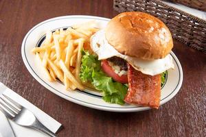 ベーコンエッグBURGER(フライドポテト付き)