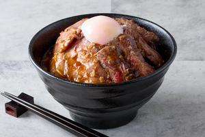 濃厚ローストビーフとハラミ丼「タルビー」 温玉ローストビーフ＆牛ハラミの相盛丼 Soft-Boiled Egg Roast Beef ＆ Harami Steak Bowl