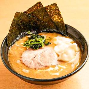 とんこつ醤油ラーメン水餃子乗せ(3個) Tonkotsu soy sauce ramen with boiled gyoza