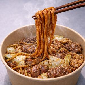 鶏もも肉と豚バラ肉の味噌焼きうどん