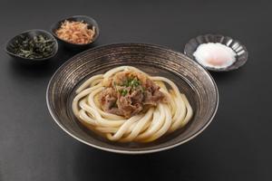 (温)黒毛和牛の極太おうどん～温玉のせ～