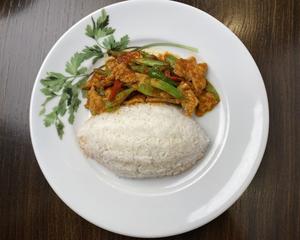 パップリッゲーンラーッカーオ(カレー炒め)